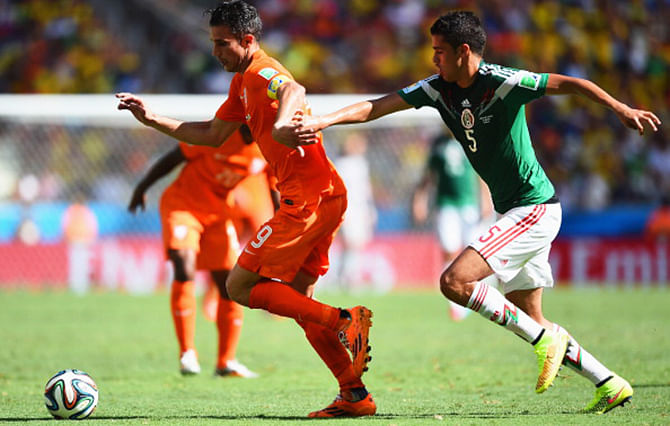 Robin van Persie of the Netherlands controls the ball against Diego Reyes of Mexico during the 2014 FIFA World Cup Brazil Round of 16 match between Netherlands and Mexico at Castelao on June 29, 2014 in Fortaleza, Brazil. Photo: Getty Images