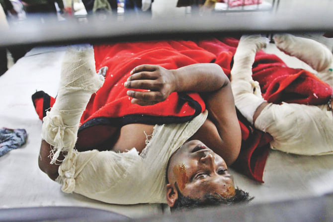 A victim lying on a bed at the observation ward. Photo: Anisur Rahman