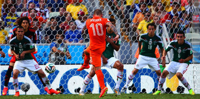 Netherlands’ Wesley Sneijder shoots and scores his team's first goal past Guillermo Ochoa of Mexico during their World Cup Round of 16 match at Castelao on June 29, 2014 in Fortaleza, Brazil. Photo: Getty Images