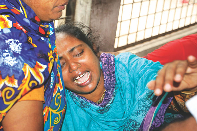 Road-accident victim Firoza's sister Shahnaz in tears at DMCH yesterday. Photo: Star