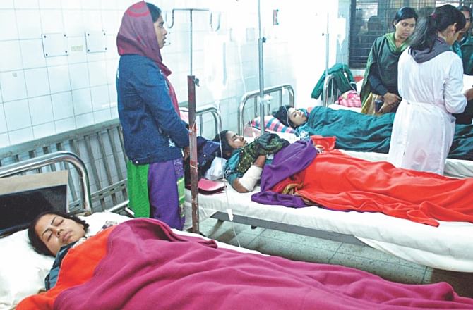 Policewomen injured in the traffic accident at Fakirapool having treatment at Dhaka Medical College Hospital yesterday.  Photo: Banglar Chokh 