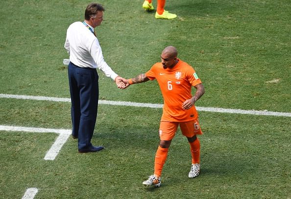 Nigel de Jong of the Netherlands shakes hands with head coach Louis van Gaal as he exits the game during the 2014 FIFA World Cup Brazil Round of 16 match between Netherlands and Mexico at Castelao on June 29, 2014 in Fortaleza, Brazil. Photo: Getty Images