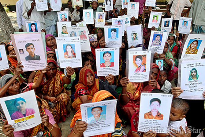 Relatives hold up photos of missing workers. Photo: Star