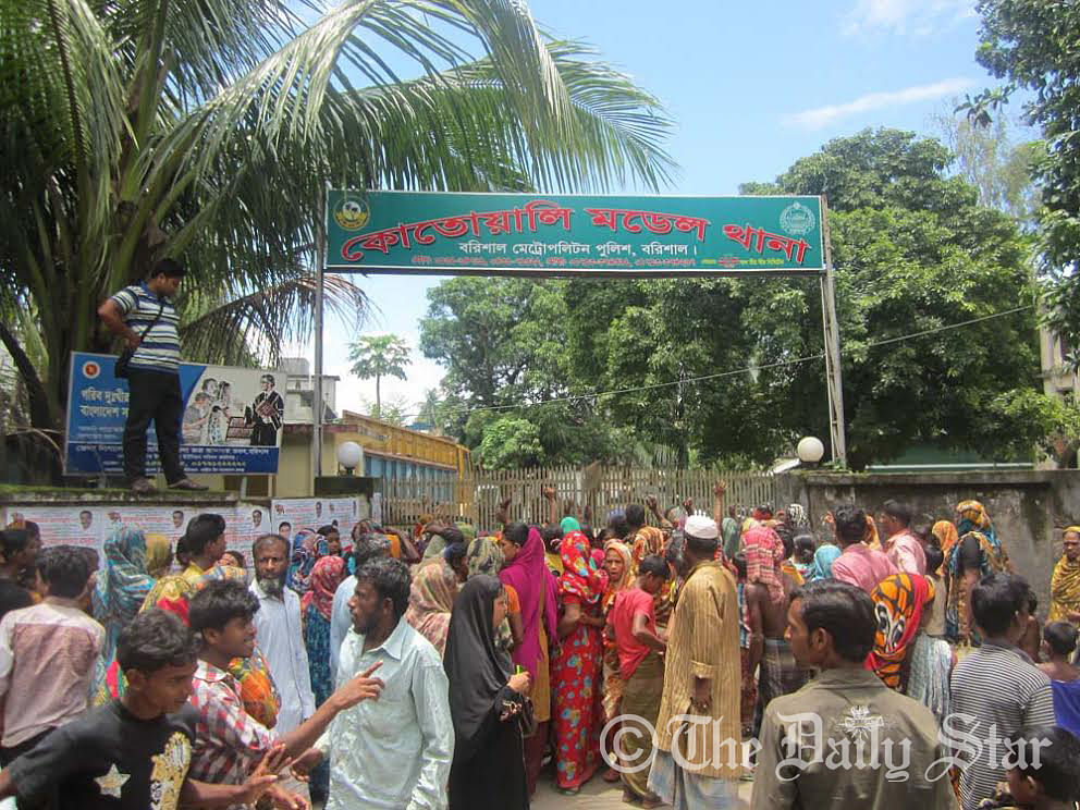 Two women were killed and ten injured critically in a stampede as thousands of destitute people crowded for receiving zakat. Police rushed to the spot and detained eight staffs and officials. Locals protested the deaths at the police station afterwards. Photo: Star 