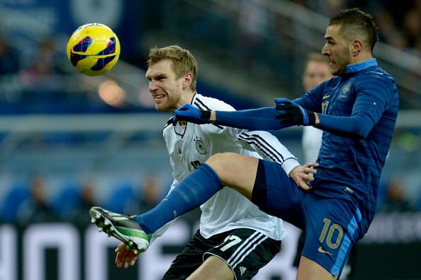 Per Mertesacker of Germany challenges Karim Benzema of France during the international friendly match between France and Germany at Stade de France on February 6, 2013 in Paris, France. Photo: Getty Images