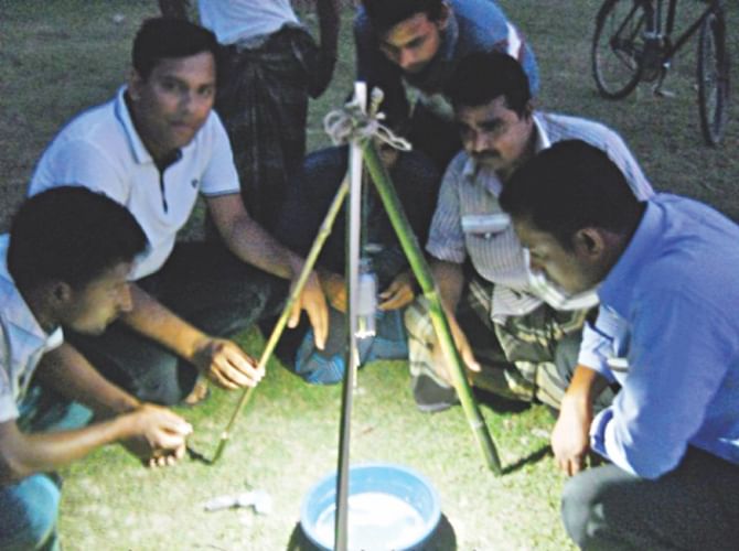 A light trap system is used at a field in Kohuli village under Buroil union of Nandigram upazila in Bogra. Photo: Star