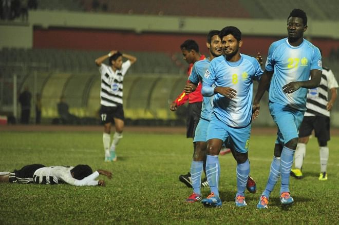 Abahani players, led by goalscorer Osei Morison (R), celebrate their 1-0 win over a dejected Mohammedan side in their Bangladesh Premier League encounter at the Bangabandhu National Stadium yesterday. PHOTO: STAR