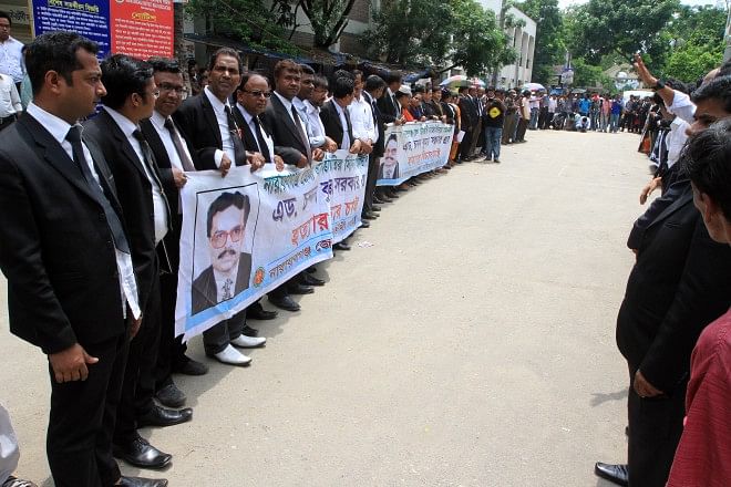 Narayanganj District Lawyers Association forms a human chain at the district court yesterday as it continues to demonstrate demanding punishment for the killers of advocate Chandan Sarker. The bodies of seven people, including Chandan, were found in the river Shitalakkhya in Narayanganj after their abduction last month. Photo: Star