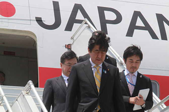 Japanese Prime Minister Shinzo Abe steps off of a plane. Photo: AP