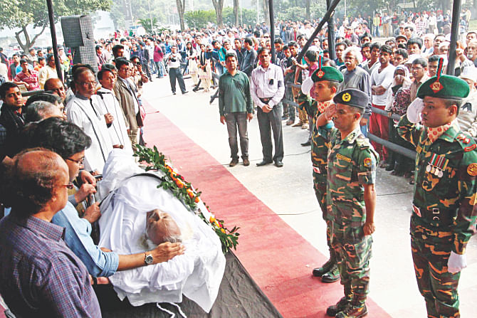 People of all strata pay their last respects to noted painter Qayyum Chowdhury at Central Shaheed Minar in Dhaka yesterday. Photo: Anisur Rahman