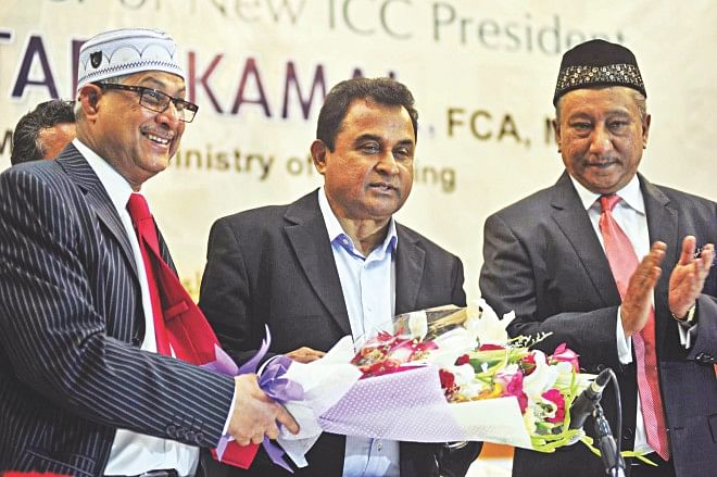 AHM Mustafa Kamal (C), who took over as International Cricket Council's 11th president in June this year, receives a bouquet during a ceremony organised by the Bangladesh Cricket Board at a city hotel yesterday. Kamal is the first Bangladeshi to take over the ICC's reins. Photo: Star