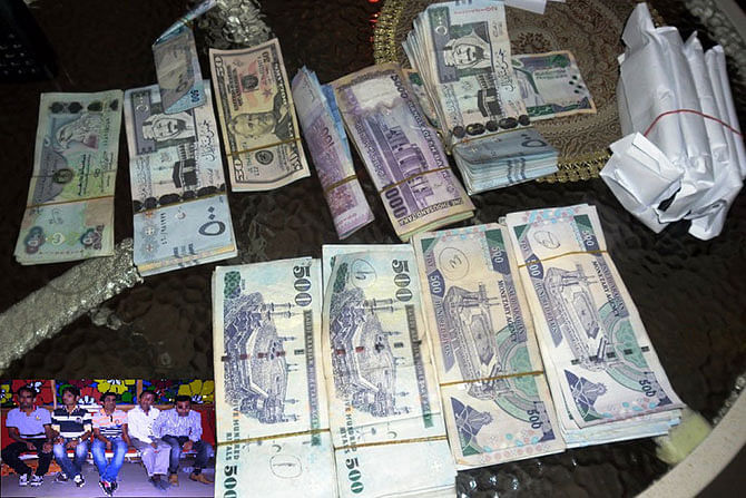 Airport APBn recovers foreign currencies worth of Tk 86.42 lakh from posessions of five passengers of a Malaysia Airlines flight on Sunday. Inset: The five detainees. Photo: Courtesy