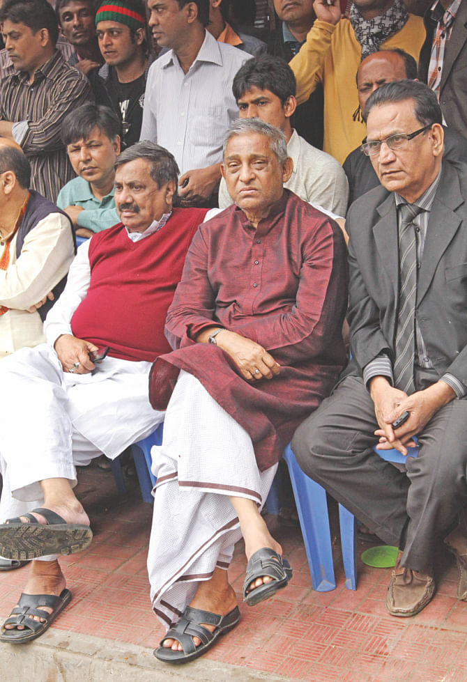 AL leader Mofazzal Hossain Chowdhury Maya with his party colleagues in front of the AL's central office on Bangabandhu Avenue. Photo: Star