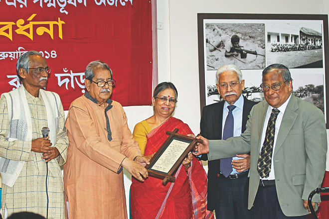 Prof Emeritus Anisuzzaman receives a framed paean by poet Syed Shamsul Haque from Sultana Kamal, Maj Gen (retd) KM Shafiullah, Bir Uttam; and Dr Akbar Ali Khan while Sarwar Ali looks on during a reception accorded to him by Bangladesh Rukhey Darao in the capital's Liberation War Museum. The reception was in recognition of Prof Anisuzzaman being chosen for the Padma Bhushan, the third highest civilian award in India. Photo: Star