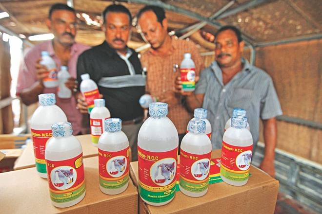 A mobile court confiscates bottles of chemicals claimed to be containing formalin at Chankharpool in the capital yesterday. Photo: Star