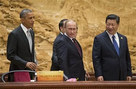 US President Barack Obama (left), Chinese President Xi Jinping (right), and Russian President Vladimir Putin (center), arrive at the Asia-Pacific Economic Cooperation (APEC) Summit plenary session at the International Convention Center, Yanqi, Tuesday, 11 November, 2014 in Beijing. Photo: AP