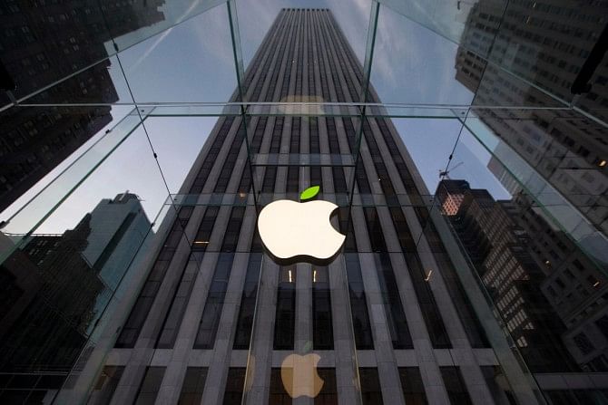 The leaf on the Apple symbol is tinted green at the Apple flagship store in New York.  Photo: REUTERS 