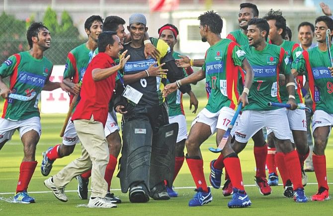  Goalkeeper Ashim Gope is the toast of his teammates as his late penalty-stroke save helped Bangladesh to a 3-2 win against Sri Lanka in the first match of the World Hockey League (Round-1) at the Maulana Bhasani Hockey Stadium yesterday. PHOTO: STAR