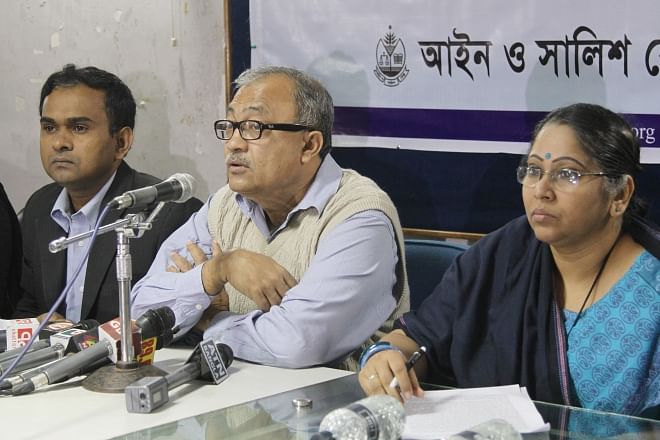 Ain o Salish Kendra acting executive director Noor Khan address a press conference of the rights body to publish a report styled “Human Rights Situation in Bangladesh, 2013” at Dhaka Reporters Unity in the capital yesterday. On his right is Abu Ahmed Faizul Kabir, senior investigator of the ASK; and on his left is Sanaiya Fahim Ansari. Photo: Star
