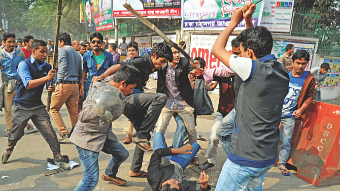 Activists of Chhatra League beating up a member of Chhatra Dal near Bakshibazar intersection yesterday. Photo: Star