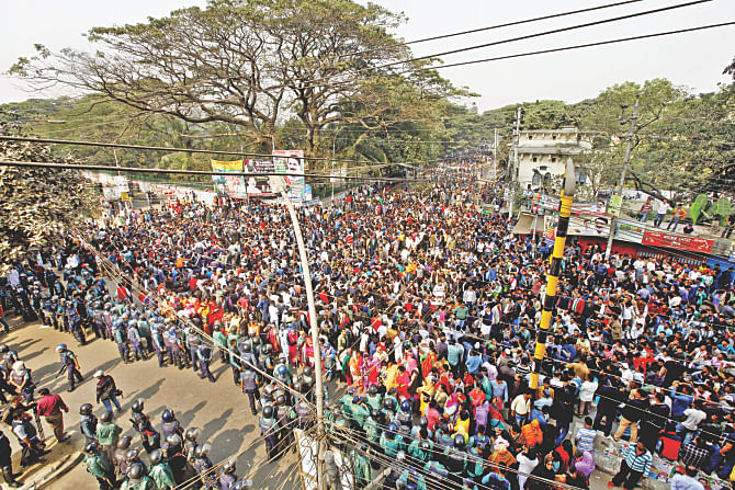 Several thousand pro-BNP activists gather at Bakshibazar intersection to show-off their support for party chief Khaleda Zia, who was due there to appear before a makeshift court in two graft cases yesterday. Photo: Star