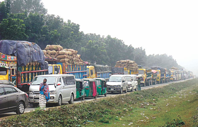 A huge tailback on the Bangabandhu Bridge approach road in Tangail yesterday morning. Several accidents on the road and on the bridge in the dense fog resulted in the traffic jam.  Photo: Star