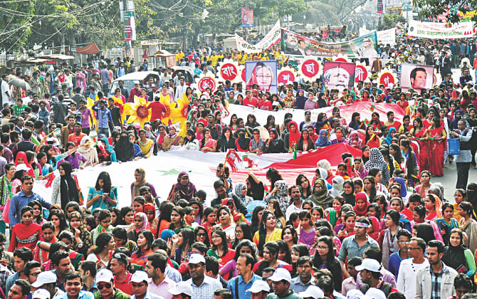A procession of Bangladesh Chhatra League, blocking the entire road in front of the capital's Institution of Engineers Bangladesh (IEB), heads towards the Dhaka University campus where the student organisation held its 67th founding anniversary celebration yesterday. Commuters suffered immensely for hours in gridlocks because of the BCL activists flocking to the venue and police facilitating their movement by making some roads off limits to the general public. Photo: Banglar Chokh