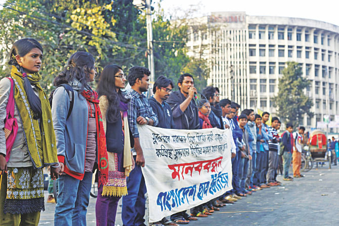Bangladesh Students Union demands punishment for the people responsible for the Sundarbans oil spillage and proper steps to save the biodiversity of the forest soon, from a human chain at the capital's Shahbagh yesterday. Photo: Star
