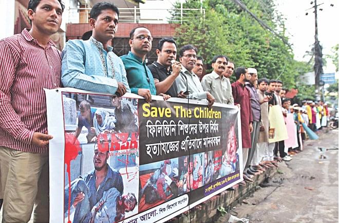 Purbashar Alo, an organisation that works with children, forms a human chain in front of Chittagong Press Club. Photo: Star