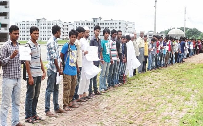 Students and teachers of Bangabandhu Sheikh Mujibur Rahman Science and Technology University in Gopalganj form a human chain on the campus. Photo: Star