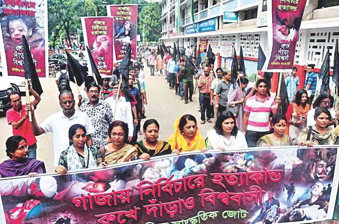 Sammilito Sangskritik Jote, a platform of cultural organisations, brings out a black flag procession on Dhaka University campus in the capital yesterday, protesting Israel's ongoing attacks on Gaza. Photo: Star
