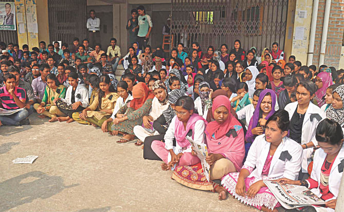 Students of the Institute of Health Technology, Barisal boycott classes and continue their demonstration wearing black badges before their building on the Barisal Sher-e-Bangla Medical College Hospital premises in Barisal city yesterday to press home the same 10-point demand over recognising their academic skills in professions and seeking an investigation and punishment for members of Barisal Metropolitan Police whose indiscriminate and unrestrained baton charge and manhandling of the agitators, mostly females, on Wednesday left 22 injured. Photo: Star
