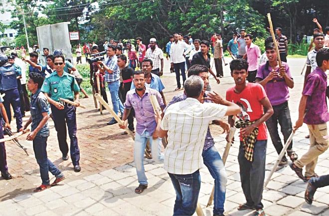 Stick-wielding transport workers on Barisal University campus yesterday. At least eight students were injured in an attack by the workers after two bus staff were assaulted by the students earlier in the day. The students claim bus staff often refuse to drop them in front of the campus at Karnakathi and to offer them discounted fares in line with a previously taken decision. On other hand, transport workers say the students every now and then refuse to pay the actual fare and altercate with them. Photo: Banglar Chokh