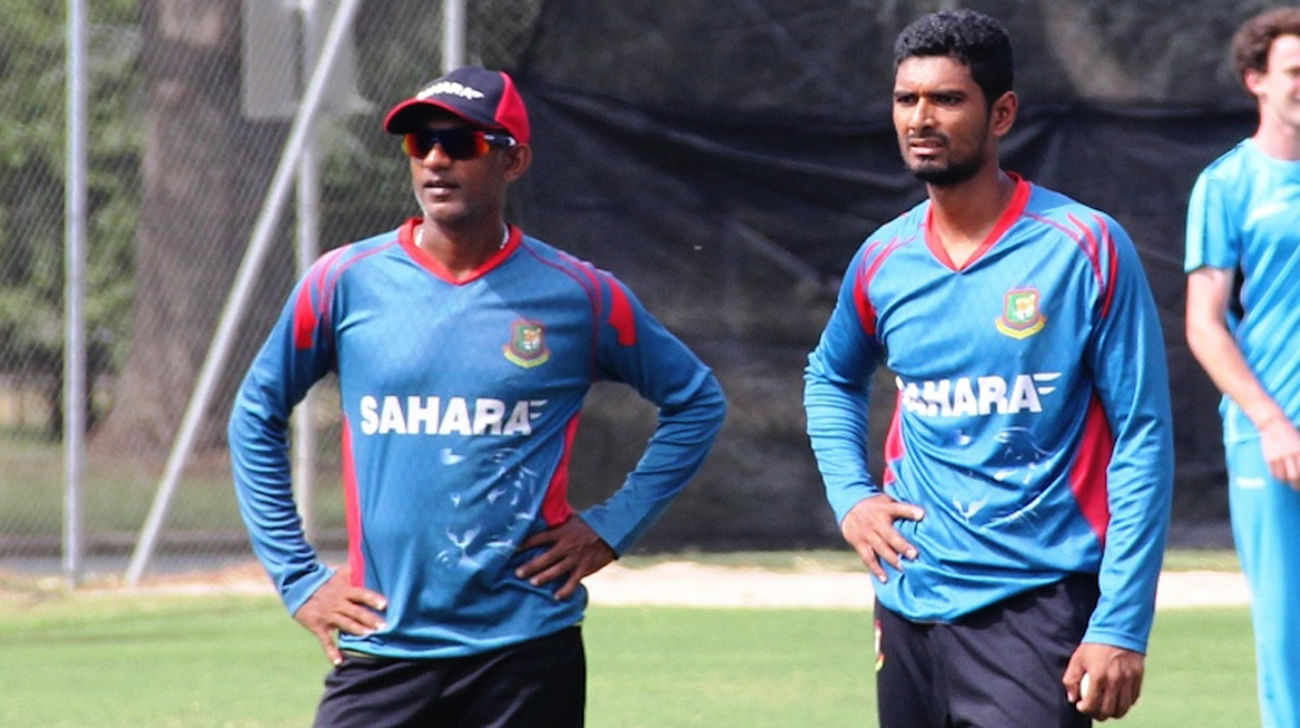 Mahmudullah and Ruwan Kalpage watch the Bangladesh players practice, World Cup 2015, in Canberra, February 16, 2015. Photo: BCB