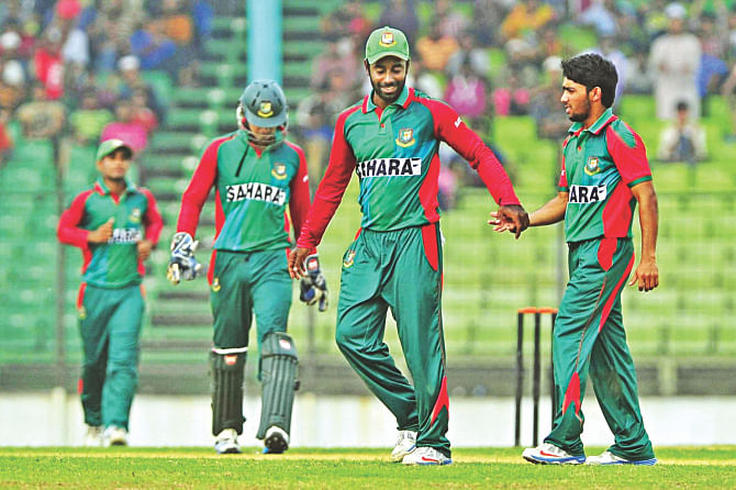 PARTNERS IN CRIME: Slow left-armers Elias Sunny (2nd from R) and Mominul Haque took three wickets apiece to dismantle Zimbabwe A's batting line-up at the Fatullah Cricket Stadium yesterday.  PHOTO: STAR 