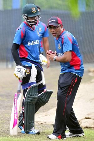 Bangladesh coach Chandika Hathurusingha (R) gives Shamsur Rahman a few front-foot batting tips during the national team's net session at the Mirpur Indoor Stadium yesterday. PHOTO: STAR 
