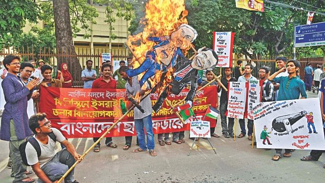 Bangladesh Chhatra Federation, a student organisation, burns effigies of Israeli Prime Minister Benjamin Netanyahu and US President Barack Obama at Shahbagh in the capital yesterday, protesting Israel's ongoing attacks on Gaza and the seeming acquiescence of the US. Photo: Courtesy
