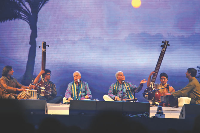 Guru Karaikudi Mani with his troupe fashion infinite rhythms. Photo: Ridwan Adid Rupon