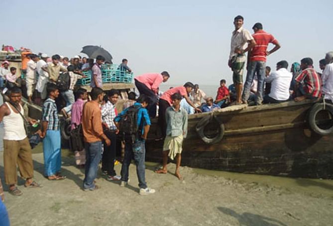 People cross 'danger zone' by trawlers, boats in Bhola | The Daily Star