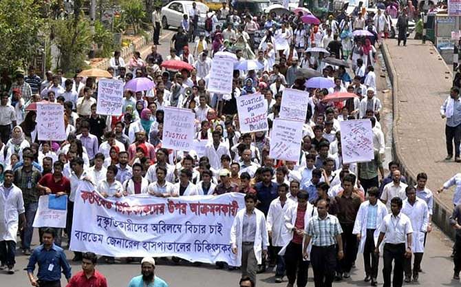 Doctors of Birdem General Hospital brought out a procession this afternoon protesting the attack on their colleagues last Sunday. Photo: Banglar Chokh