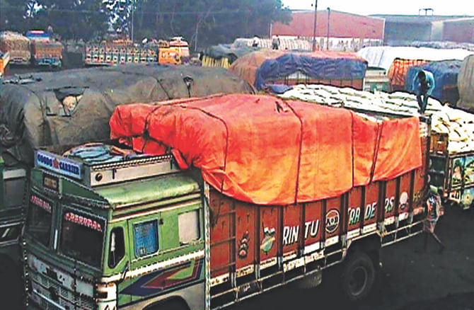 Trucks loaded with imports remain stuck at Hili Port in Dinajpur. Photo: Star, Banglar Chokh