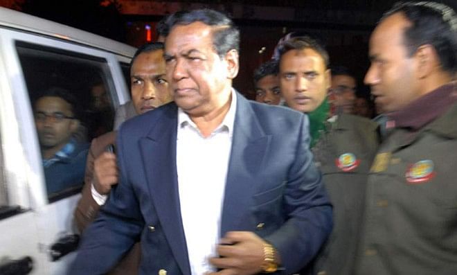 Detective police detain BNP Vice Chairman Maj (retd) Hafiz Uddin Ahmed in front of Jatiya Press Club in the capital yesterday evening when he came out of the club after attending a press conference. Photo: Focus Bangla 
