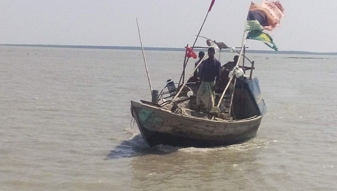 Fishermen netting hilsa defying 11-day ban | The Daily Star