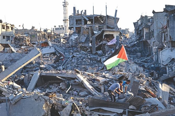 Gazans inspect the rubbles of a bombardment site. Photo: AFP