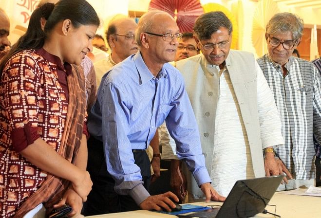 Education Minister Nurul Islam Nahid inaugurates the online book reading programme, "Alor Pathshala" (school of enlightenment), of Bishwo Shahitto Kendro at the institution in the capital yesterday as BSK founder Prof Abdullah Abu Sayeed, second from right, along with guests looks on. Photo: Star