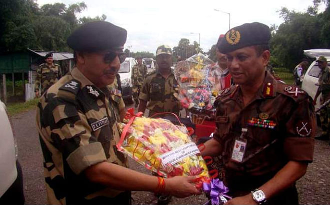 Regional Commander of Border Guard Bangladesh (BOG) Rangpur Brigadier General Latiful Haidar Welcomes Director General of Indian Border Security Force (BSF) DK Pathan offering a bouquet of flowers at the zero point of Banglabandha yesterday morning. Photo: Star 