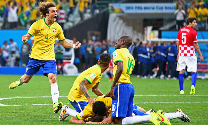 David Luiz of Brazil celebrates with teammates after a goal by Oscar in the second half during the 2014 FIFA World Cup Brazil Group A match between Brazil and Croatia at Arena de Sao Paulo on June 12, 2014 in Sao Paulo, Brazil. Photo : Getty Images