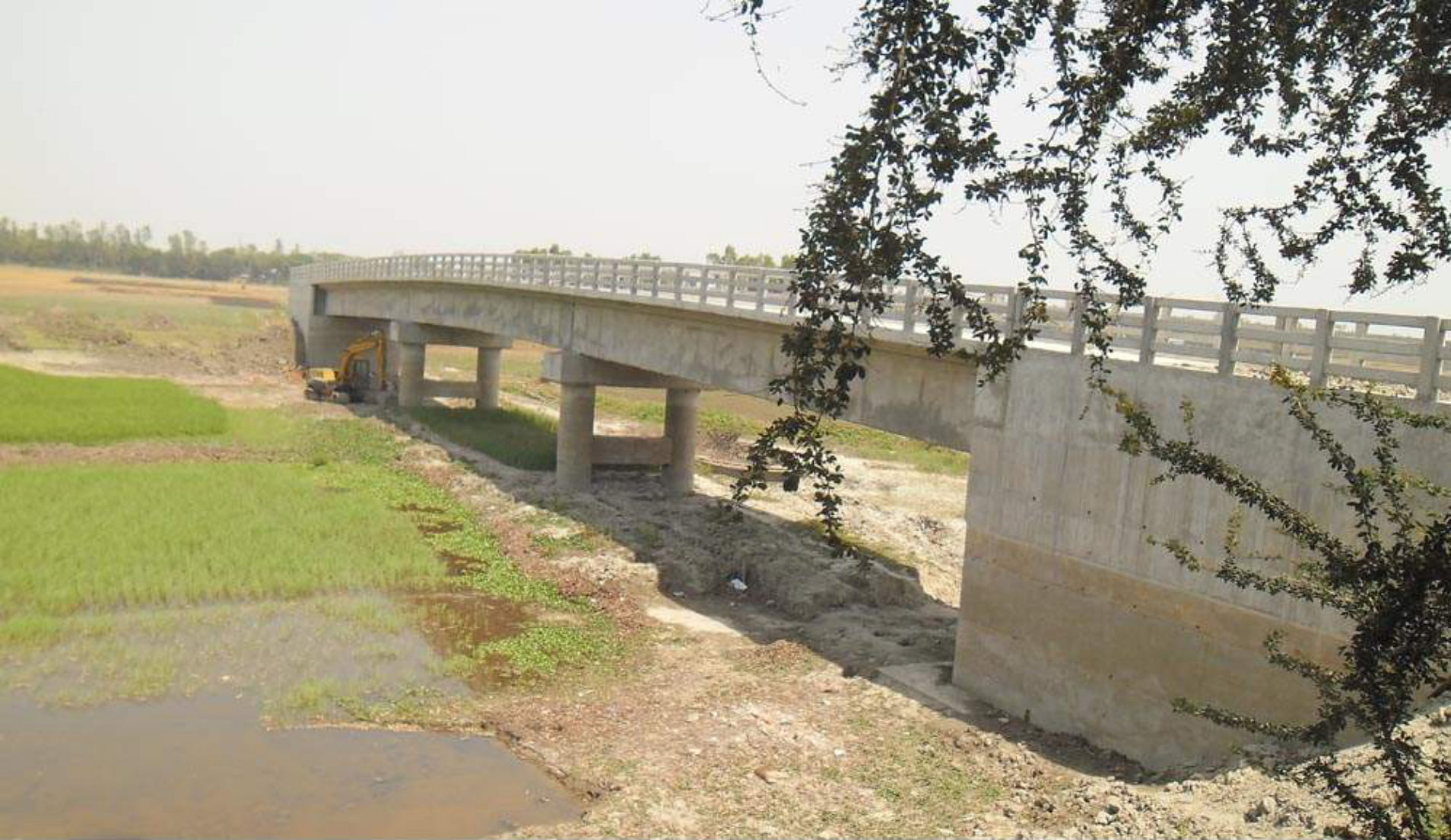 This bridge over Kodomtala canal at Aminpur village in Bera upazila under Pabna district remains a mockery for locals since completion of its construction a year ago as it cannot be used due to lack of an approach road. PHOTO: STAR