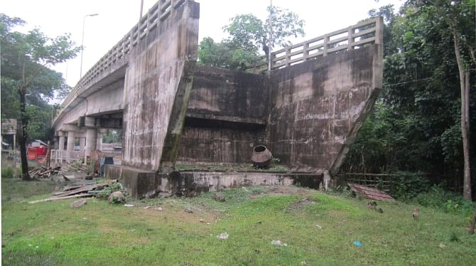 Another one on Kalishuri canal in the same upazila, have remained unusable as the authorities concerned did not bother to build approach roads, respectively six and two years after completion of the bridges.  PHOTO: STAR