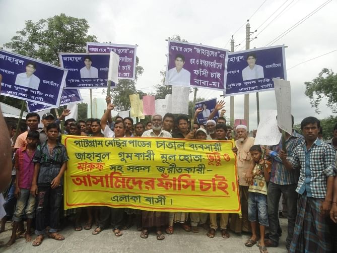 Villagers and local traders stage a demonstration at Patgram upazila headquarters in Lalmonirhat yesterday, demanding capital punishment of some BCL men for their alleged involvement in the abduction of rice trader Jahabul Islam. Photo: Star
